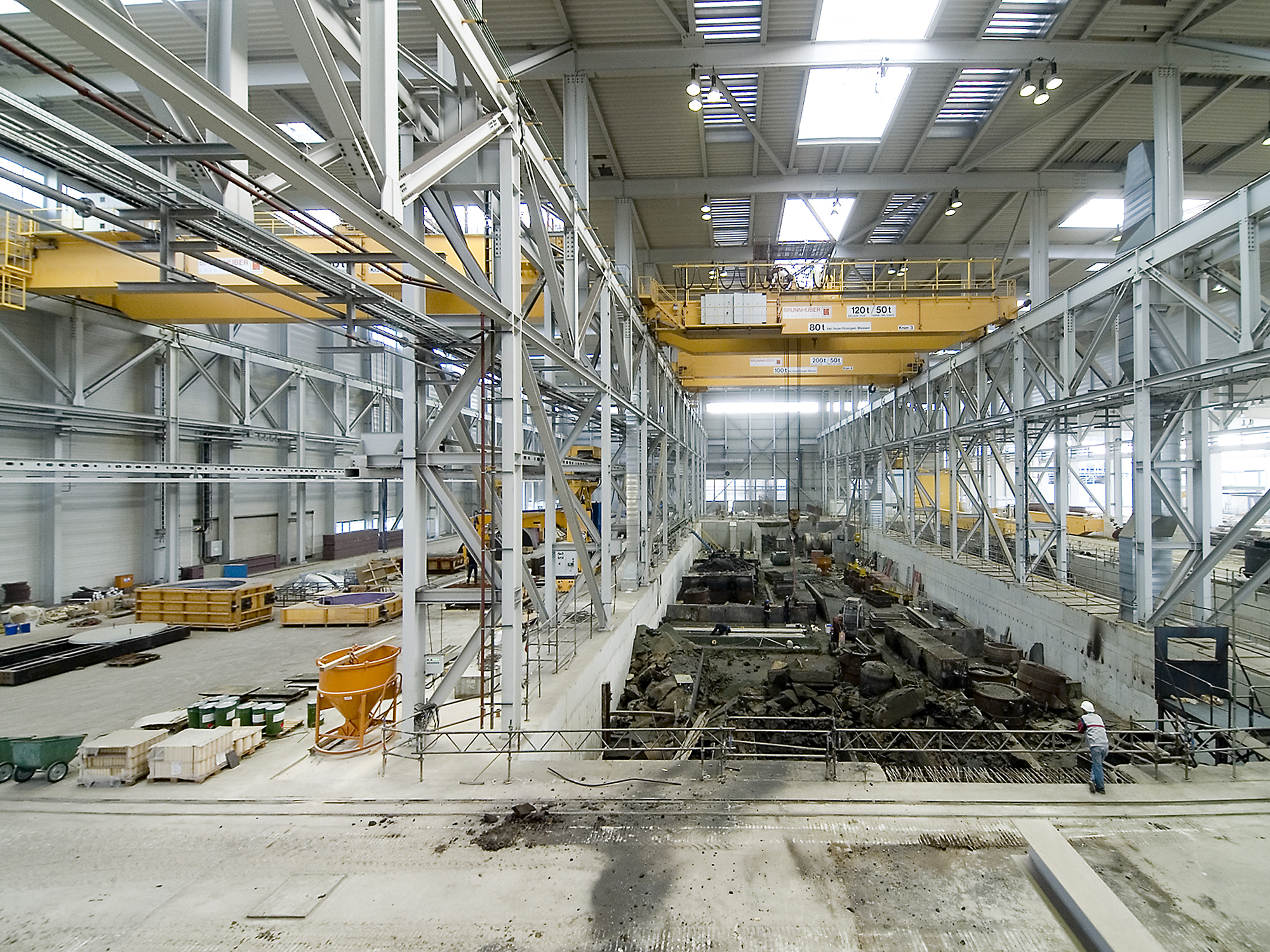 Blick in die große Werkhalle eines Kunden, den die GRAALMANN GmbH beim Thema Infrastruktur-Fachplanung unterstützt